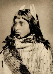 Maori-Mädchen mit Moko-Kinn